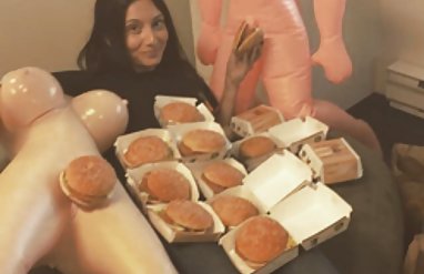 مادربزرگ Busty با یک پسر فیلم سکس گروهی خارجی خوش شانس می خورد و لعنتی می خورد