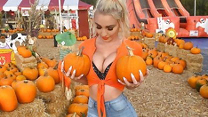 Blowjob برای یک روز بارانی از یک فالوسی بلوند فیلم سکسی خارجی hd